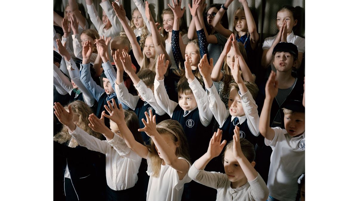 Lapsed harjutavad Tartu Miina Härma gümnaasiumi aktuse jaoks sama laulu, mida nad esitavad laulupeol.