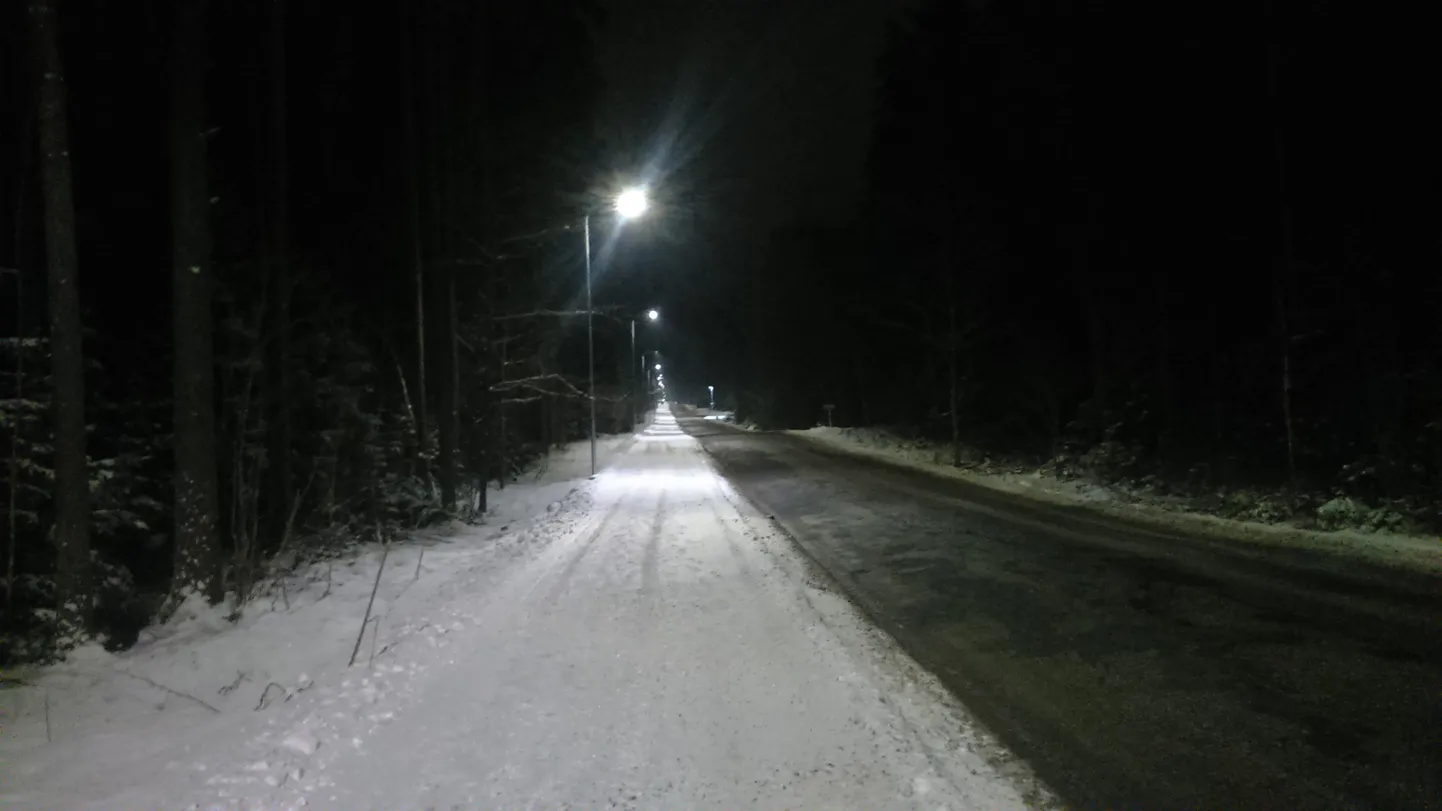 Hiliste tervisespordiharrastajate rõõmuks on nüüd pimedal ajal valgustatud ka linnast Tambre linnaosa poole kulgev kergliiklustee.