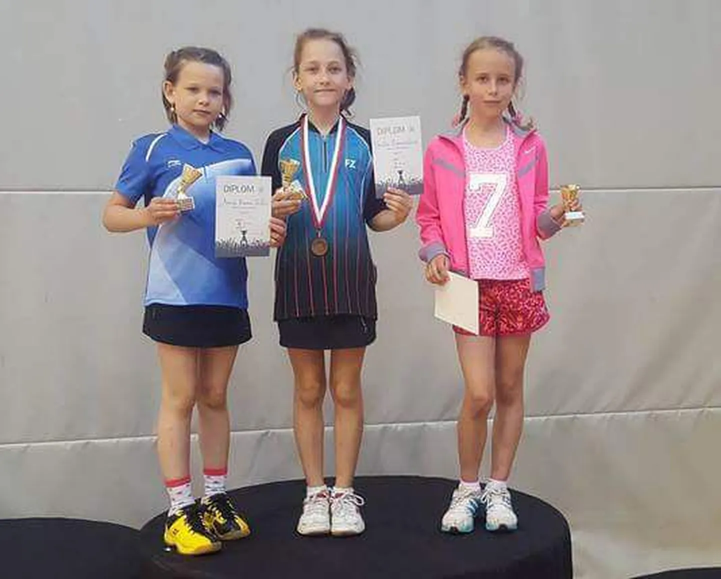 Kuni 9-aastaste vanuseklassi tüdrukute parimad. Vasakult Marin Emma Teller (II), Emilia Šapovalova (I), Triinu-Liis Kuriks (III).