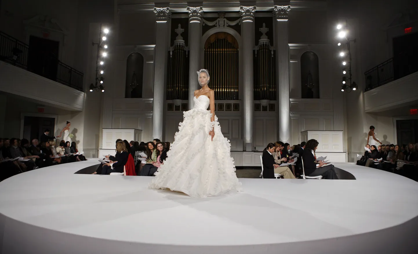 Oscar De La Renta pruutkleitide moekollektsioon