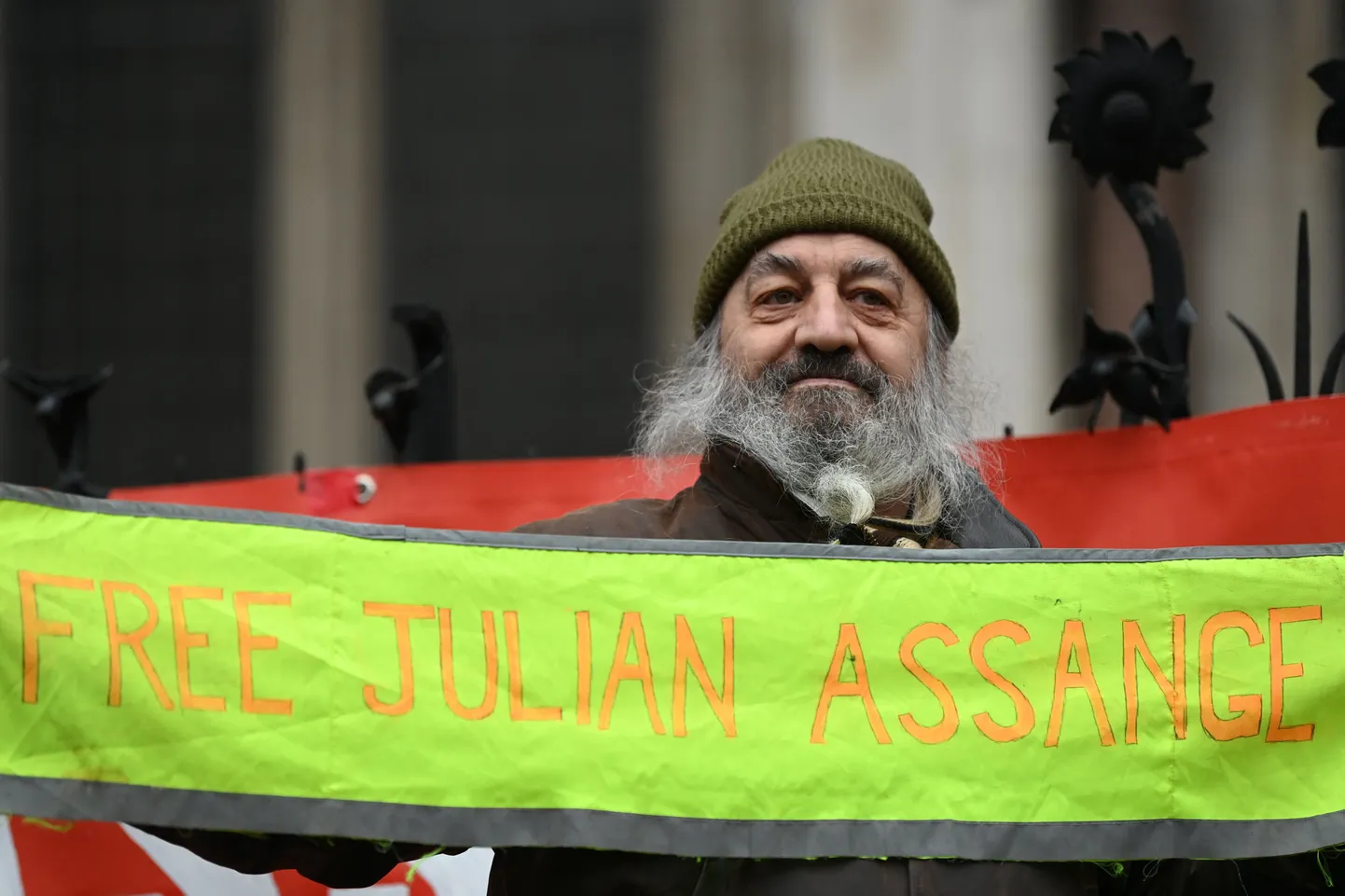 Meeleavaldaja kohtu ees Julian Asssange'i vabastamist nõudmas.