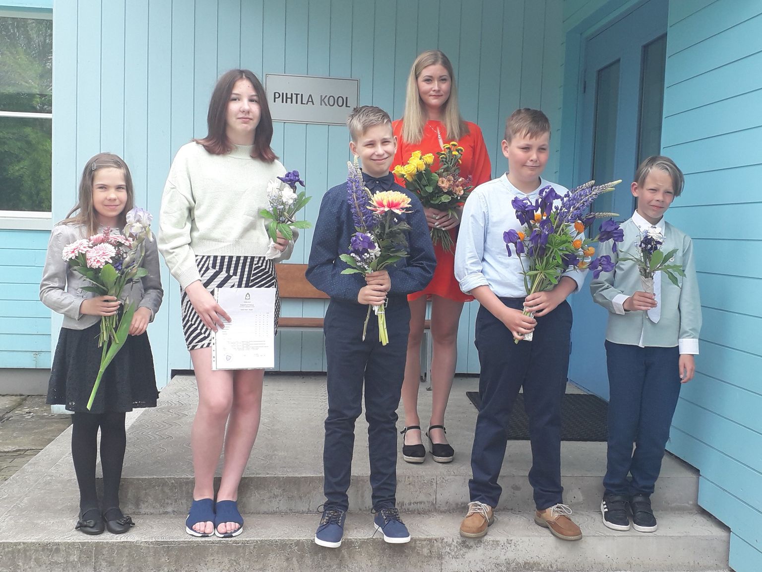 Pihtla kooli lõpetajad (vasakult) Eti Nõgu, Adelii- Marii Jõeäär, Markus Viin, Raul Randmaa ja Aron Väli 8. mail 2022. Laste klassijuhtaja on Eva Jantra.