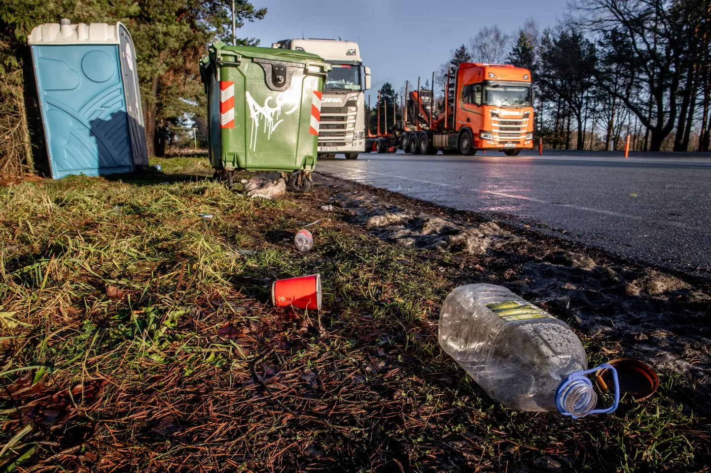 Pärnust mõni kilomeeter eemal Reiu parklast viiakse käimla ja prügikonteiner samuti minema.