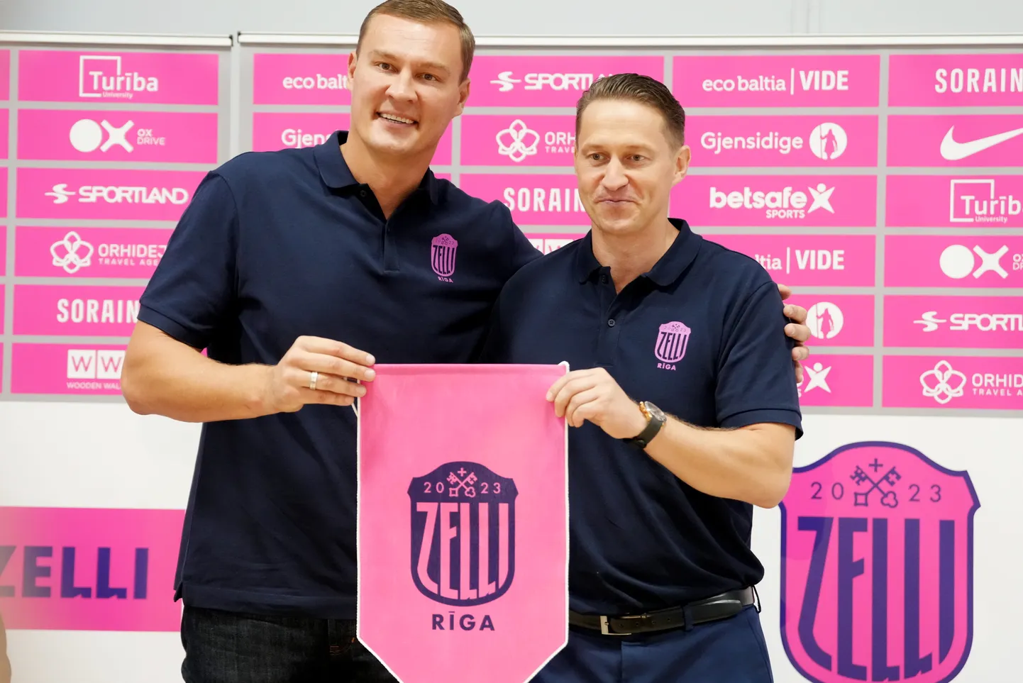 Basktebola kluba "Rīgas Zeļļi" vēstnesis Andris Biedriņš (no kreisās) un kluba prezidents Edgars Buļs