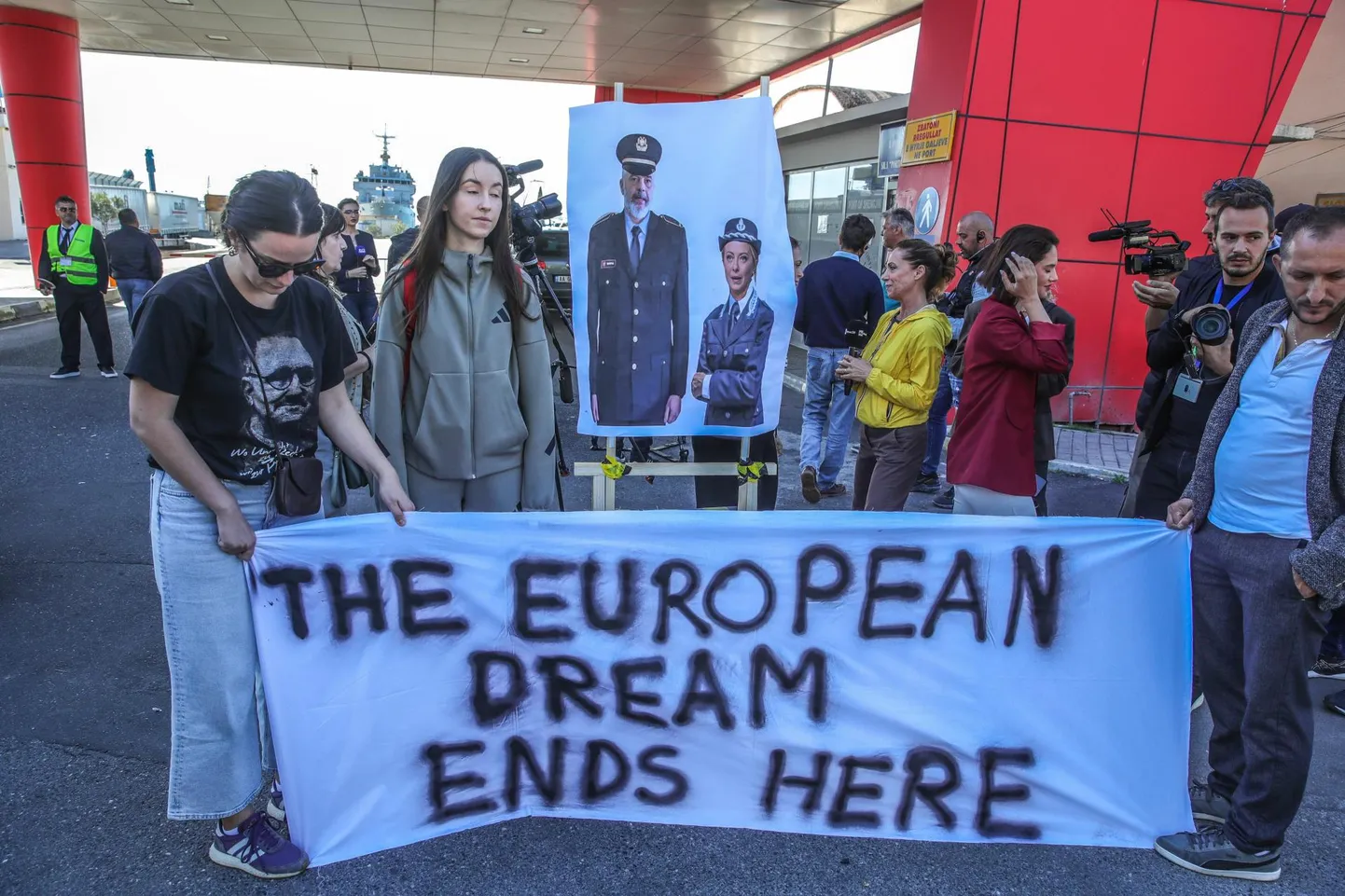 Albaanias Shëngjinis tähistas käputäis meeleavaldajaid Itaaliast migrantide toomist loosungiga «Euroopa unistus lõppeb siin».
