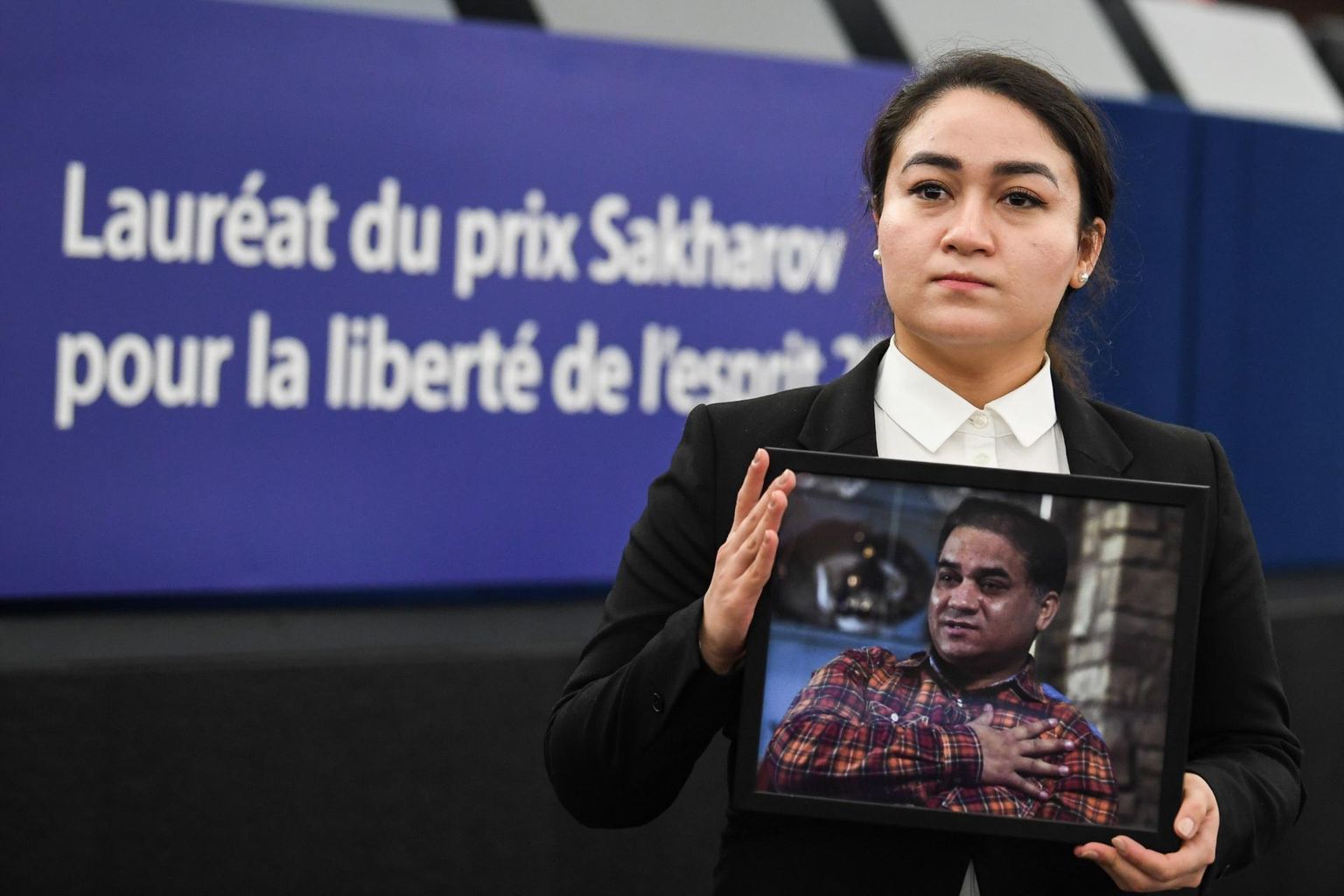 Hiinas vangistatud uiguuri majandusteadlase ja inimõiguste aktivisti Ilham Tohti tütar Jewher Ilham isa pildiga Strasbourgis Euroopa Parlamendi ees Sahharovi mõttevabaduse auhinda vastu võttes. Tohti saatuse kohta pole midagi teada alates 2017. aastast. 