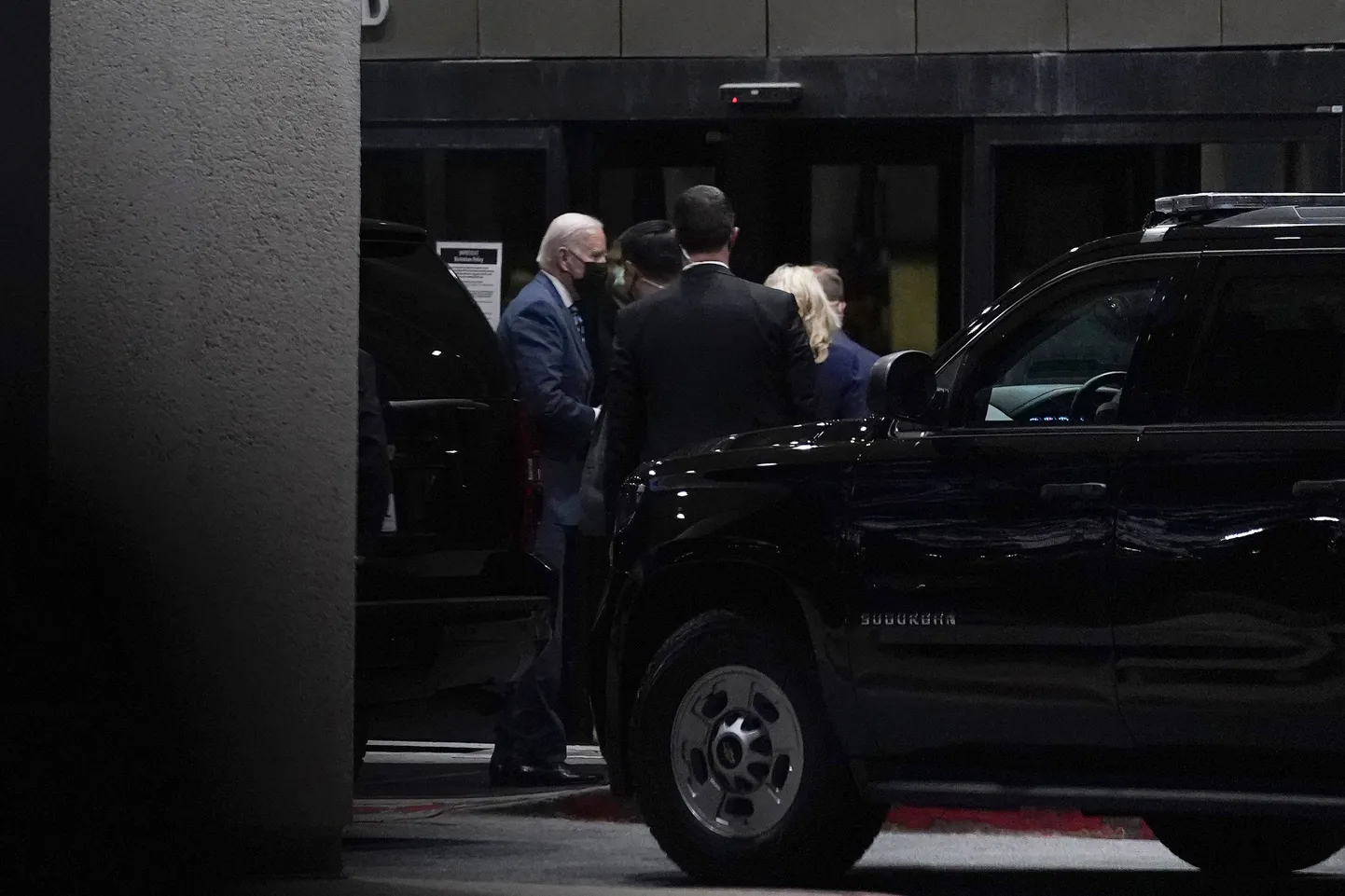President Joe Biden ja esileedi Jill Biden sõjaväehaiglasse saabumas.
