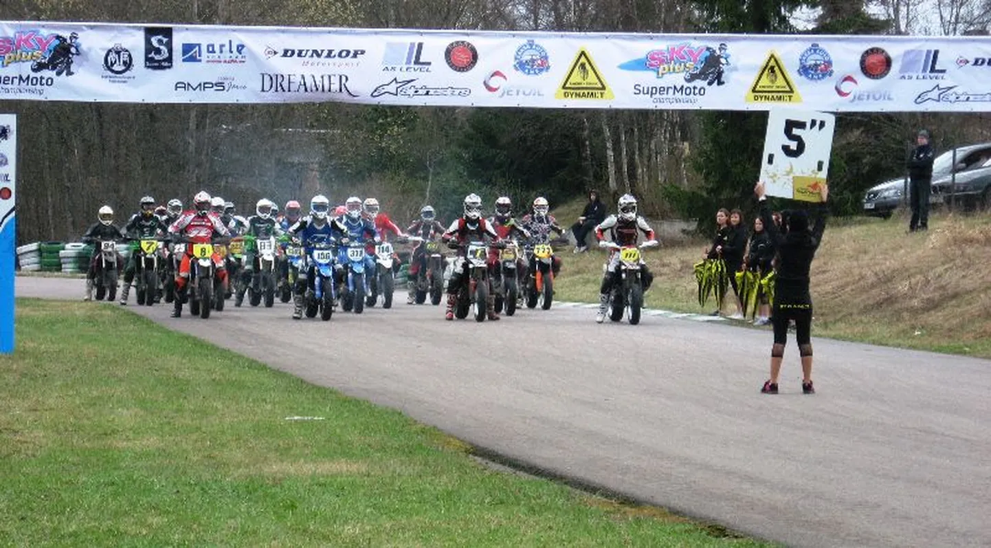 Supermoto avaetapp Aravetel.