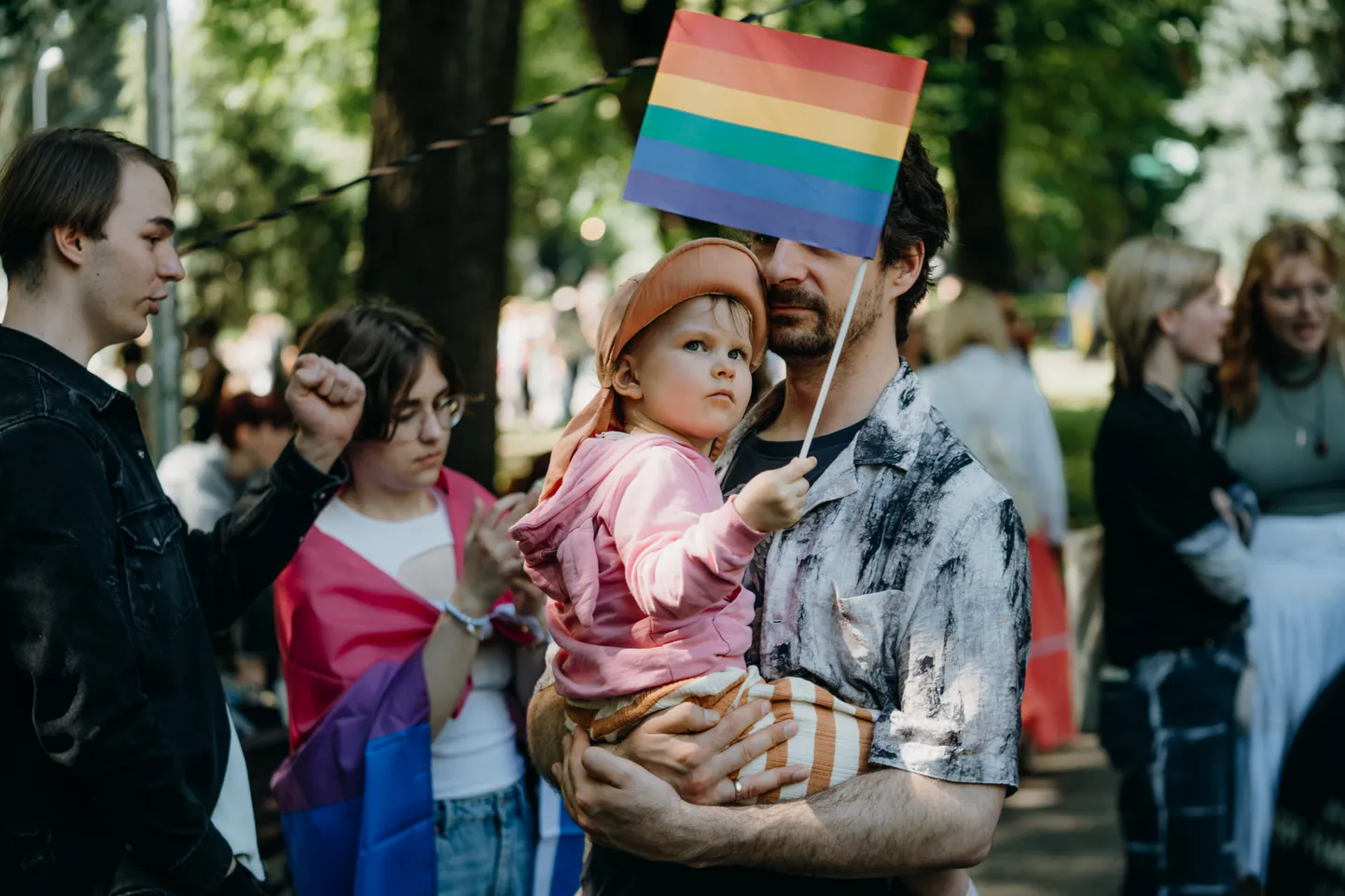 "Baltic Pride 2024" dalībnieki pēc gājien pulcējas uz koncertu Vērmanes dārzā