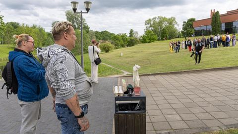 VIKERKAAR ⟩ Munaloopija pääses politseimajast koju ja Molotovi kokteili meenutanud pudel karistust ei too
