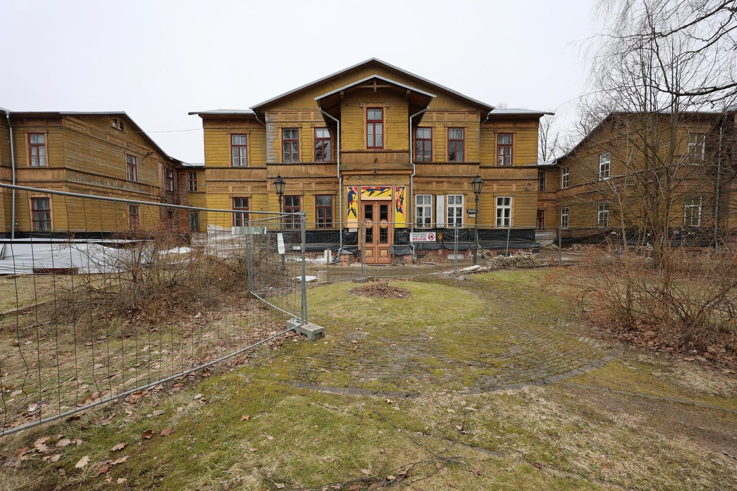 Endine Tartu psühhiaatriahaigla aadressil Staadioni 83 on Eesti suurim puithoone, kuhu Vallikraavi Kinnisvara rajab 38 korterit. Praeguse lepingu järgi on ettevõttel maja renoveerimiseks aega umbes kaks aastat.