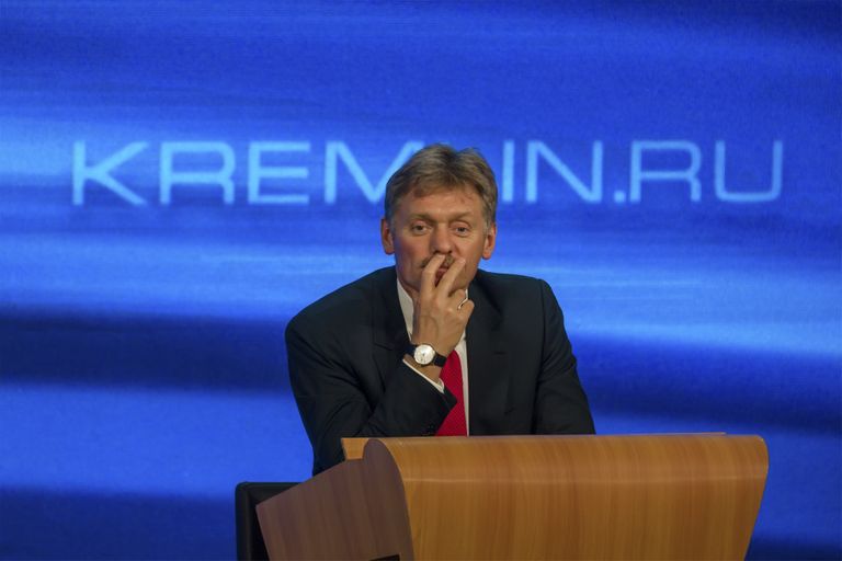 Дмитрий Песков на пресс-конференции своего начальника.
