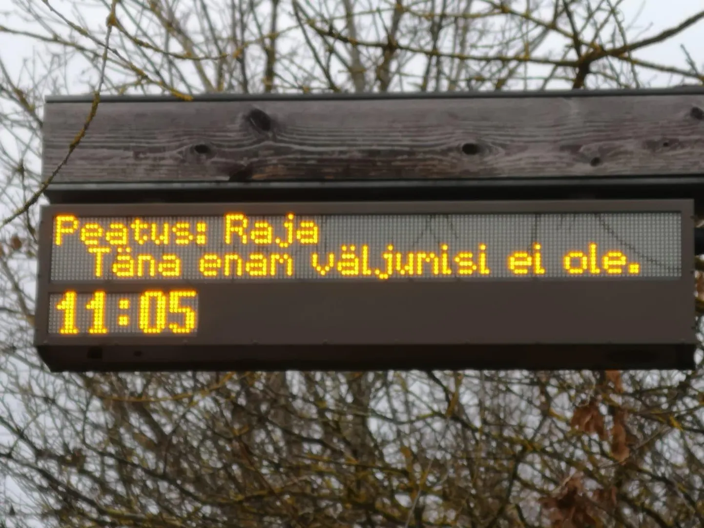 Raja peatuse bussiinfotabloo kinnitas eile hommikul ligi viis minutit järjest, et rohkem väljumisi ei ole. Tegelikult bussid sõitsid.
