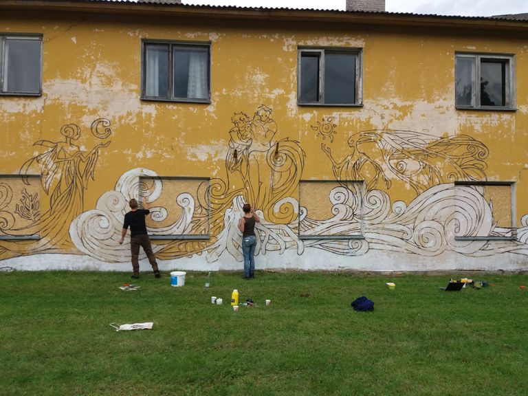 Kunstnikud Lauri Rahusoo (vasakul) ja Ülle Ottokar joonistasid enne laagri algust seinale maali kontuurid ning kruntisid ka aluspinna.