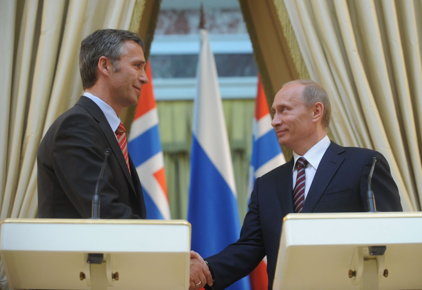 NATO peasekretär Jens Stoltenberg (vasakul) ja Venemaa president Vladimir Putin (paremal)