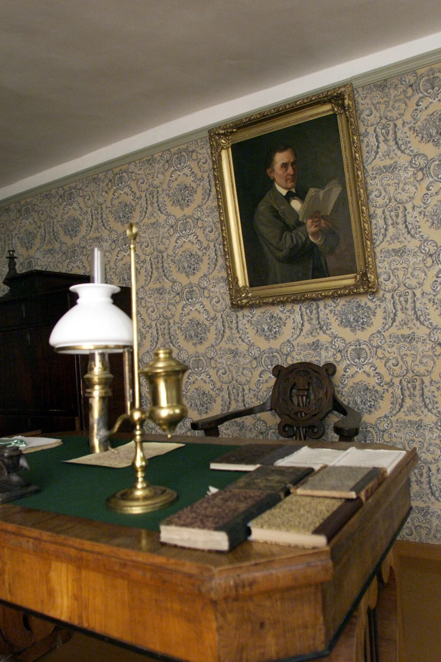 Fr. R. Kreutzwaldi Memoriaalmuuseum Võrus. Pildil Fr. R. Kreutzwaldi kirjutuslaud.