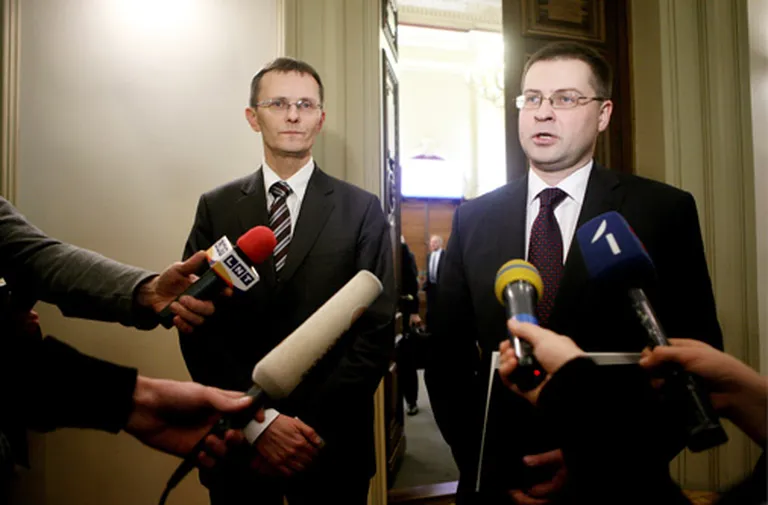 Ministru prezidents Valdis Dombrovskis un finanšu ministrs Andris Vilks atbild uz jautājumiem pēc Saeimas ārkārtas sēdes, kurā pieņemts 2011.gada valsts budžets 