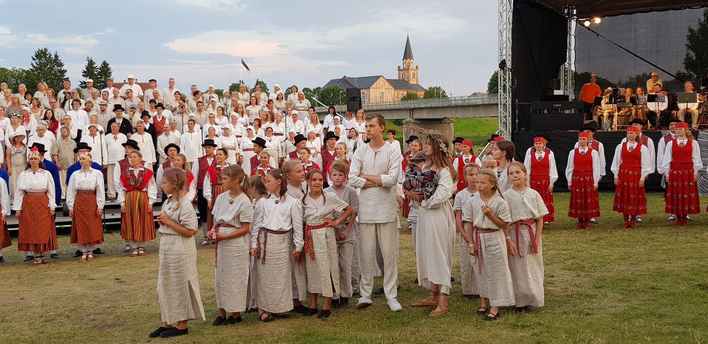 Eesti rahvamajade ühingu suvelavastus "Mälutempel" tõi Tori aasale mitusada rahvakultuuriharrastajat.