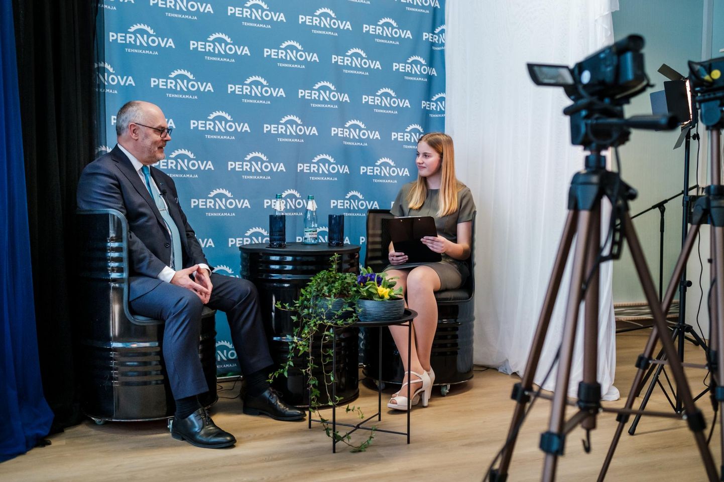 President Alar Karis andis Pernova tehnikamajas intervjuu Pärnu noortetelevisioonile.