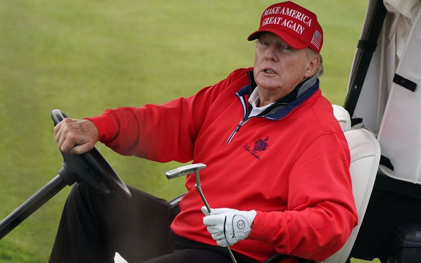 Donald Trump golfi mängimas.
