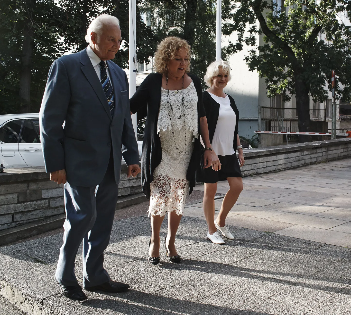Maire Aunaste intervjueerib oma viimasel hooajal televisioonis väärikaid külalisi. Vanavanemate päeval annavad intervjuu Arnold ja Ingrid Rüütel.