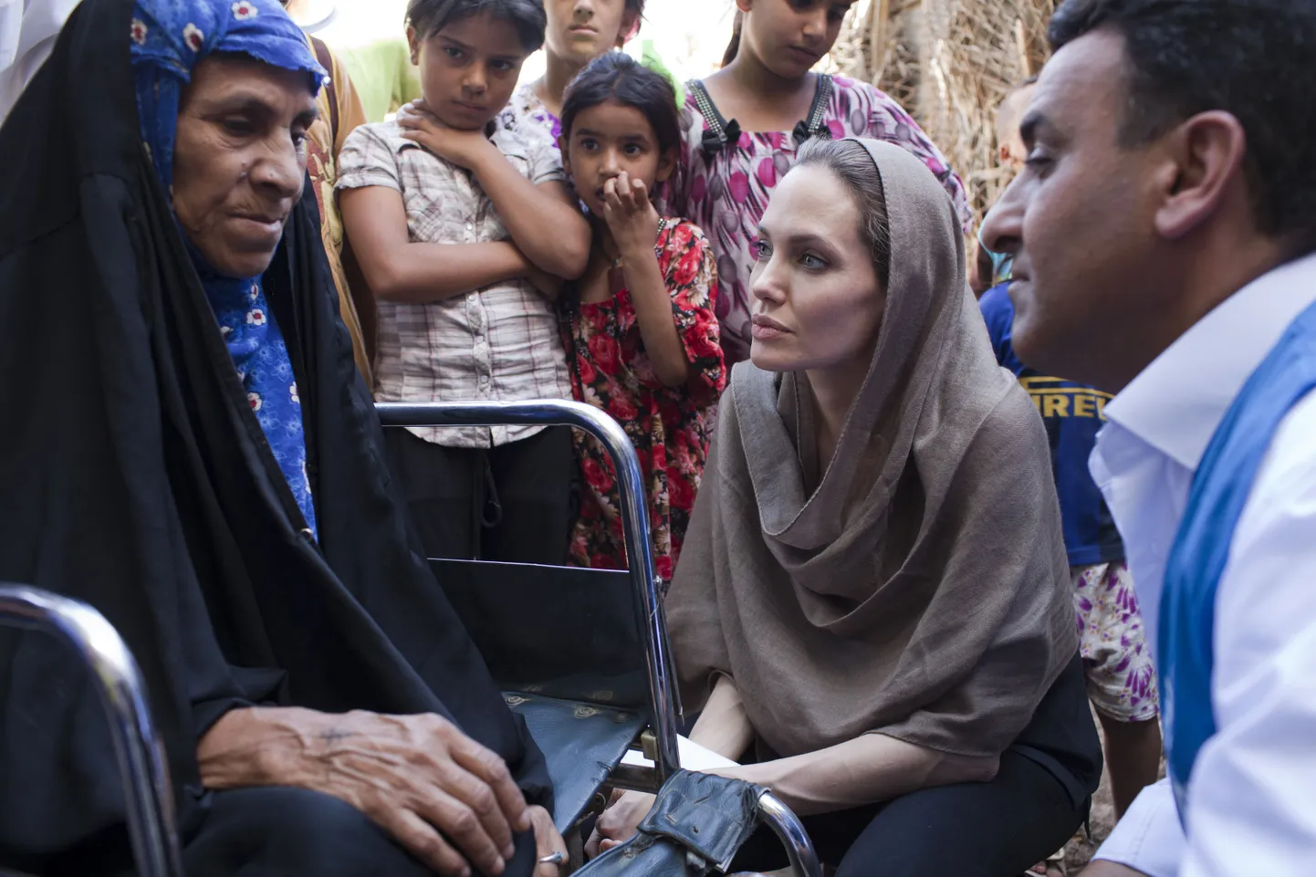 Актриса Анджелина Джоли навещает сирийских беженцев.