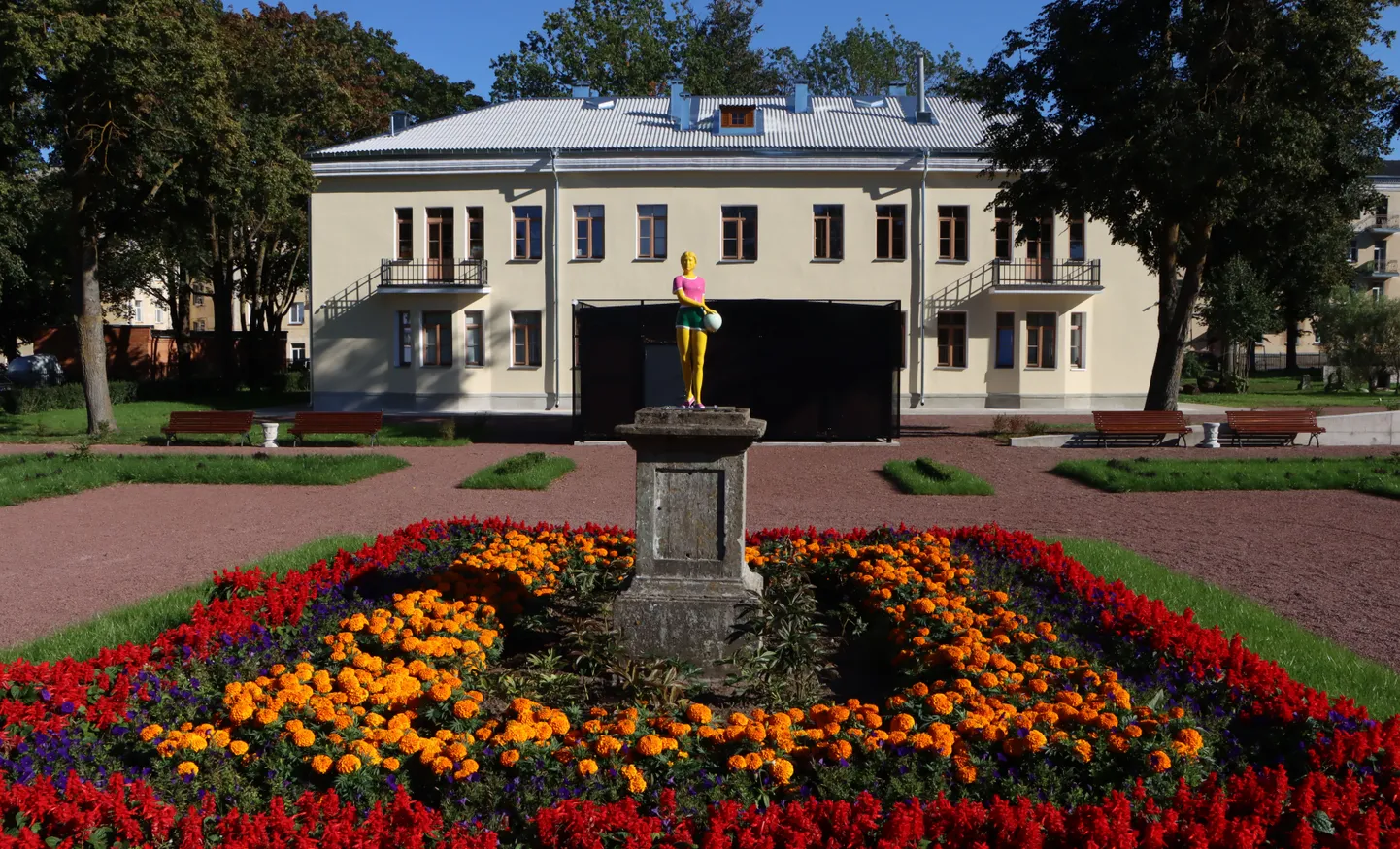 Sillamäe muuseumi renoveeritud hoone ja uus park on nüüd omavahel kooskõlas.