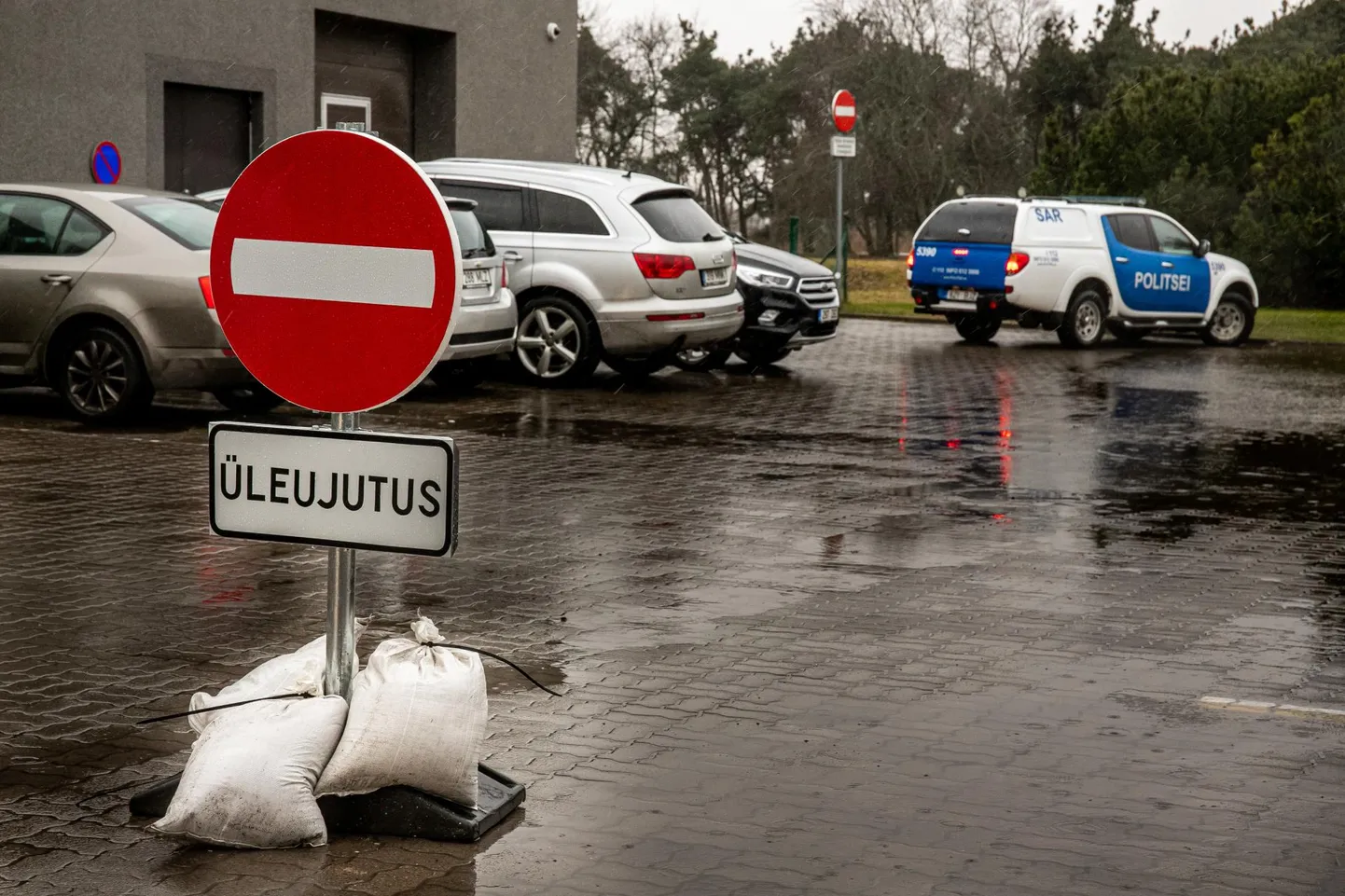 Pärnus paigaldati üleujutusohu tõttu mitmele poole rannaäärsetele tänavatele sissesõidukeelu märgid.