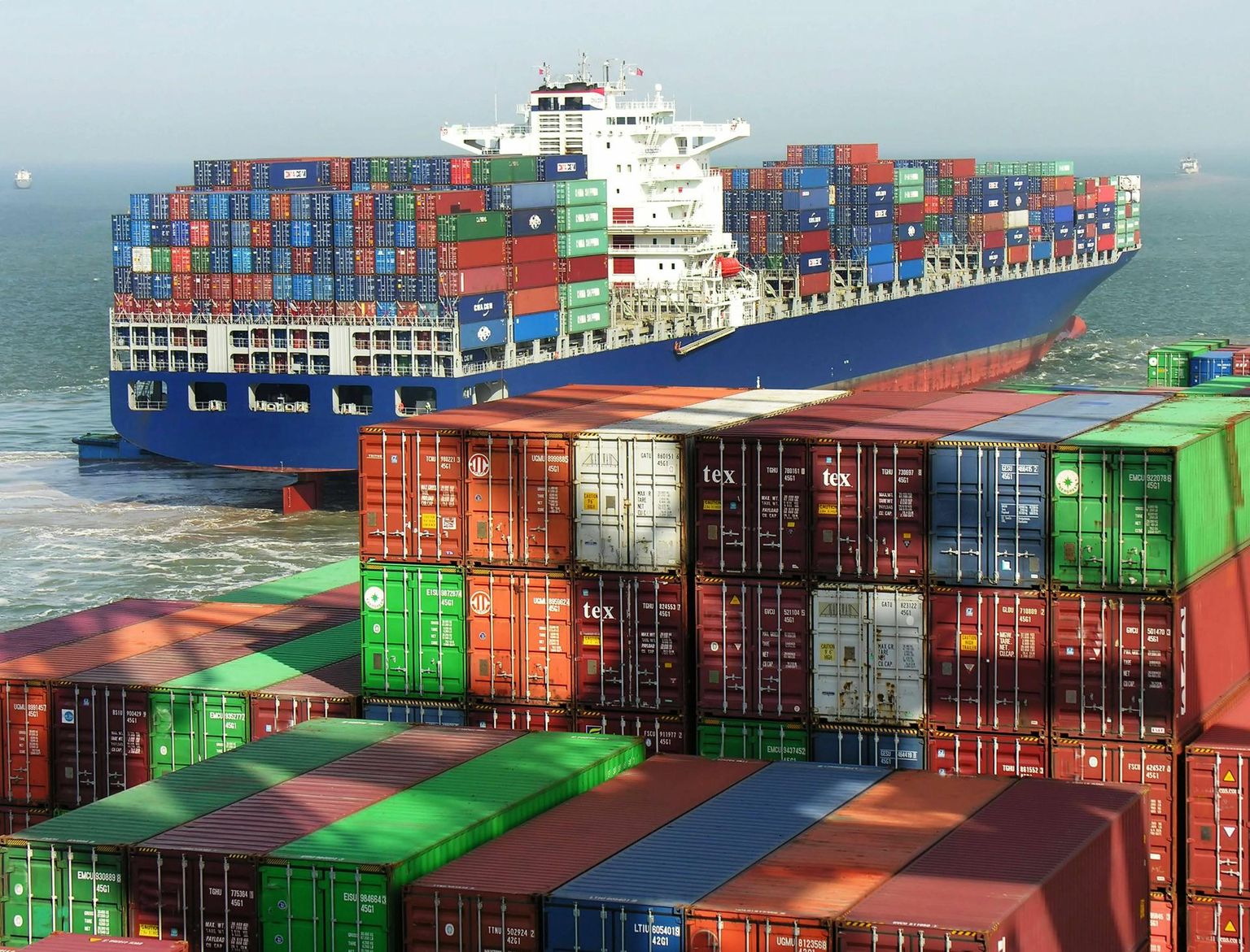 Globaliseerumise üks näitaja on rahvusvaheline kaubandus. Fotol Shanghai sadama konteinerterminal. 