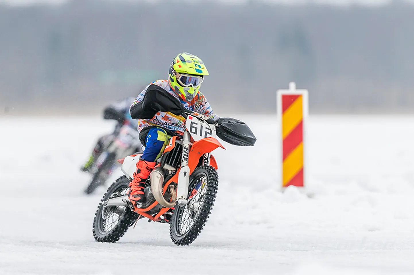 Pärnu motoklubi kasvandik Joosep Pärn kihutas Harku järve jäärajasõidul juunioride 85 ccm masinaklassis esimese auhinna vääriliselt.