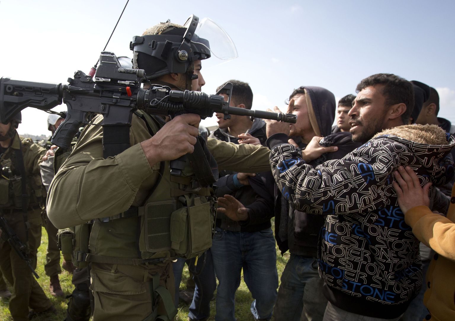 Iisraeli sõdur ja palestiina protestija.