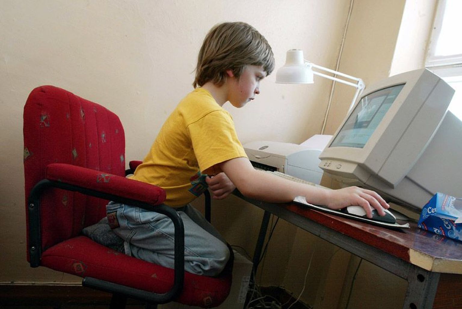 Tundide kaupa ema-isa mõõtmetele passival toolil arvutiga mängides võib saada rühihäire ja prillid pealekauba.