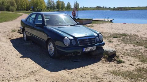 Фото ⟩ Парковка возле озера закончилась для водителя Mercedes полным фиаско
