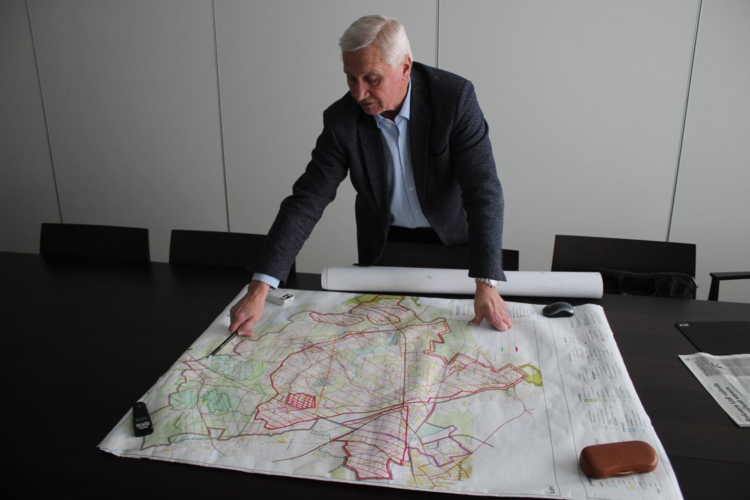 Peep Vassiljev osutab kaardil Aru-Lõuna lubjakivikarjäärile, kust Eesti geoloogiateenistus juba on võtnud fosforiidiproove.