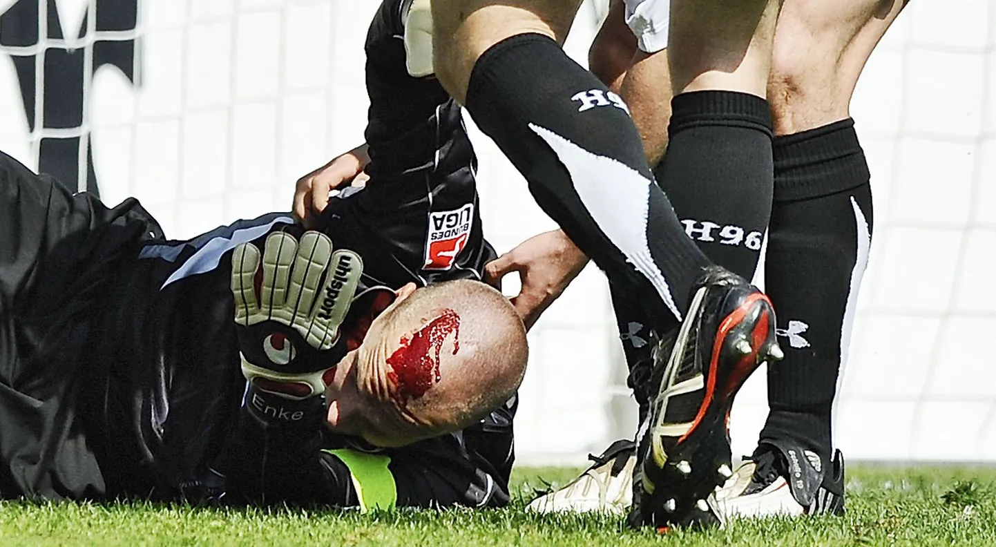 Robert Enke (pikali) pärast kokkupõrget Mario Eggimanniga.