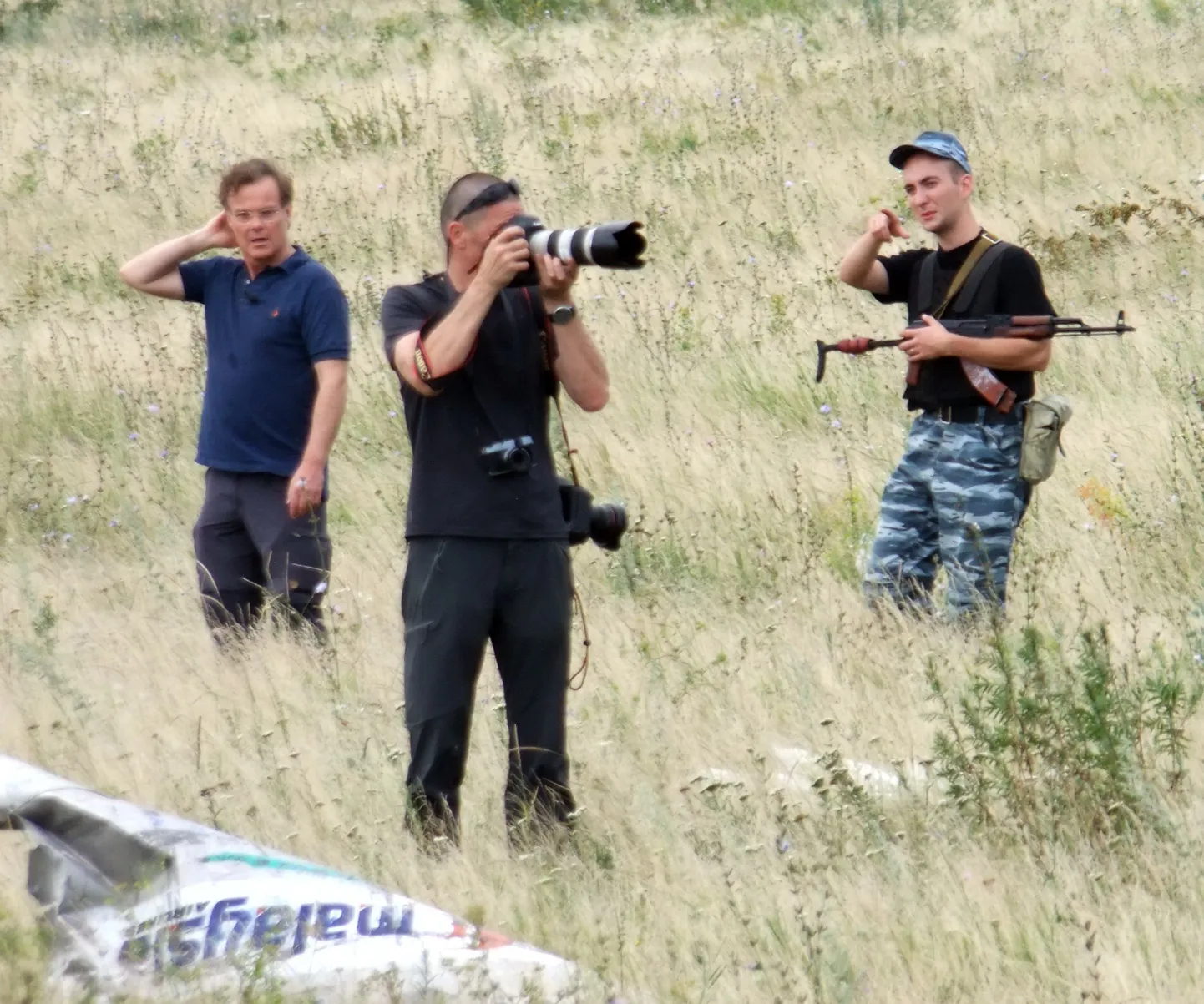 Ajakirjanikud ja Ukraina siseministeeriumi vägede võitleja katastroofipaigas.