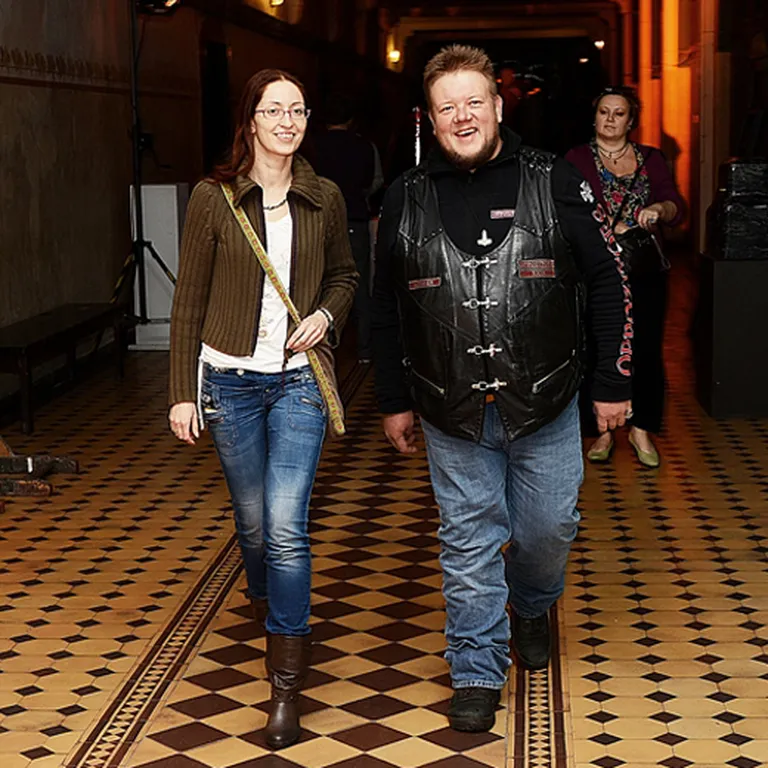 Rokeris un TV3 grilēšanas šova "Ar gardu muti" vadītājs Ints Bekers ar sievu Katrīnu