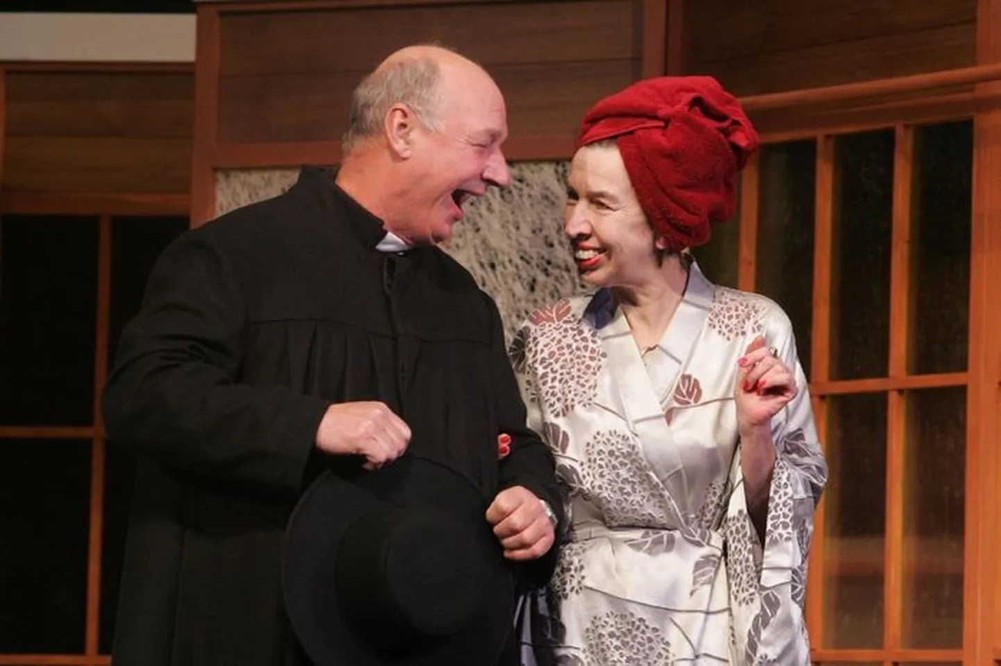 Vana Baskini Teater on lavale toonud briti näitekirjaniku Derek Benfieldi komöödia «Äärmiselt piinlik».