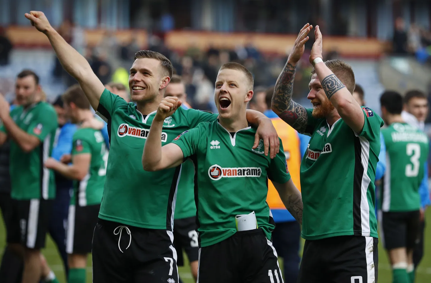 Lincoln City mängijad tähistavad võitu ja kaheksa hulka pääsemist.