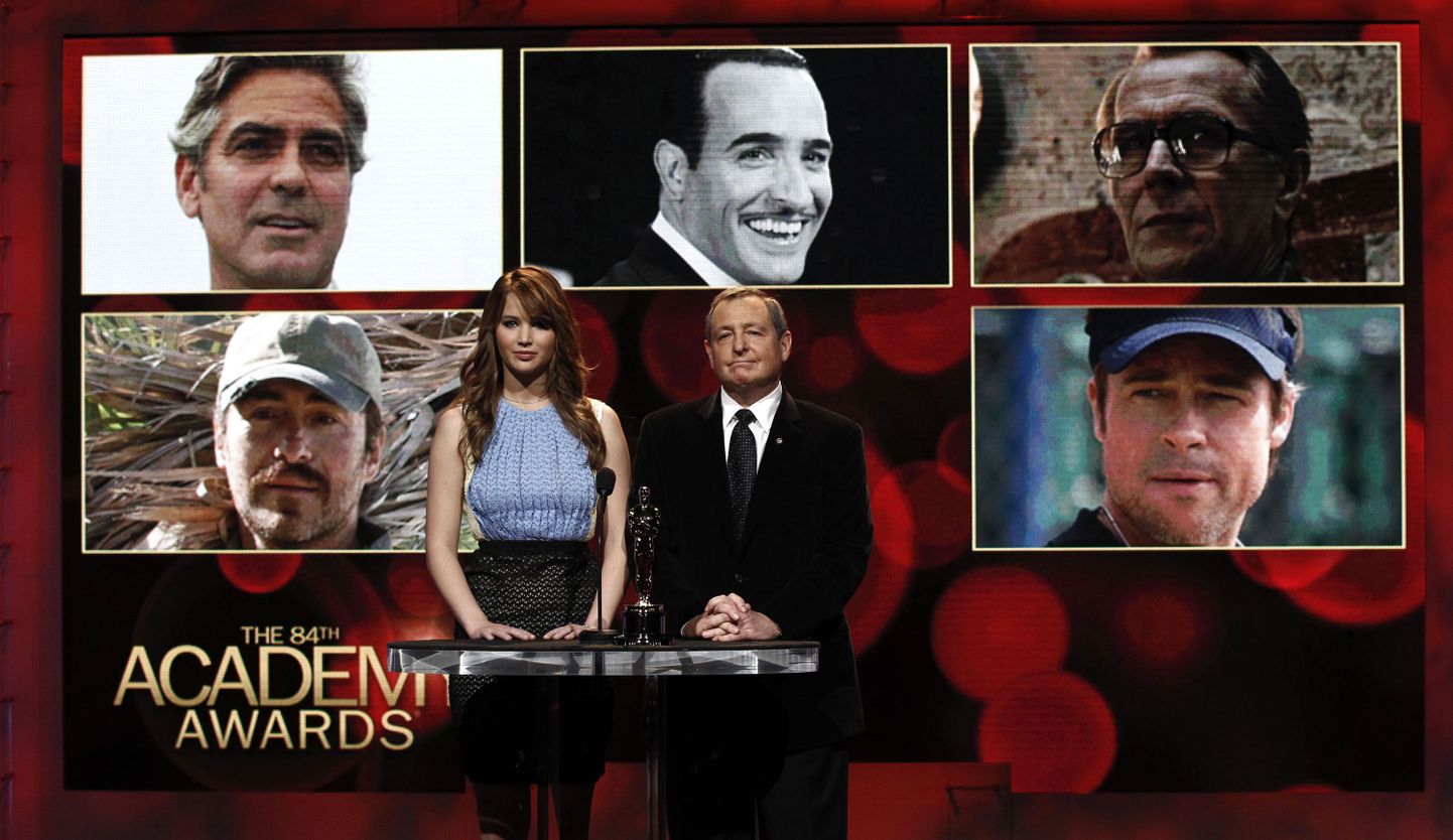 Näitlejanna Jennifer Lawrence ja Ameerika filmiakadeemia president Tom Sherak teatamas 84. Oscari auhinna nominente