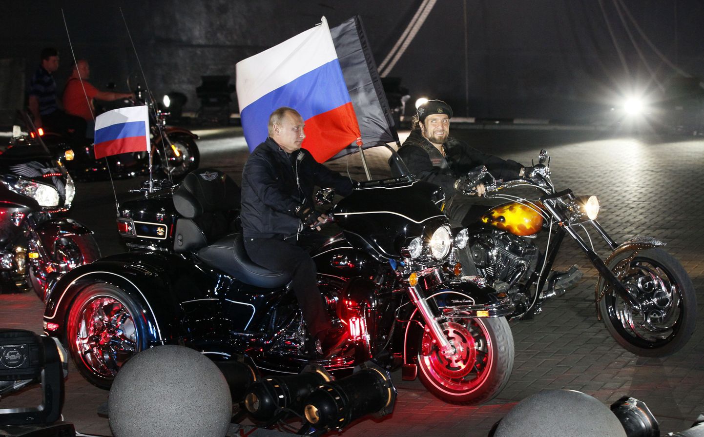 Vladimir Putin (ees vasakul) koos Ööhuntide liidri Aleksandr Zaldostanoviga motomeeste festivalil Novorossiiskis 29. augustil 2011.