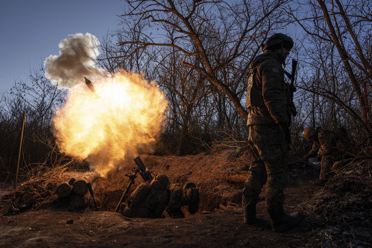 Украинский военный стреляет из артиллерийской установки в сторону российских позиций в районе города Бахмут Донецкой области. 11 января 2023. (AP Photo/Evgeniy Maloletka) MAL101