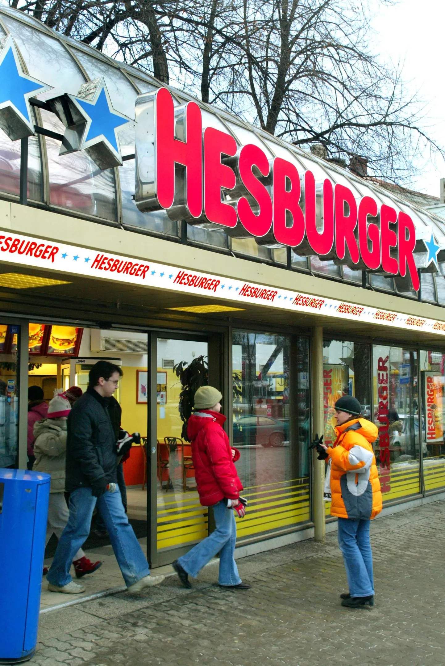 Hesburgeri toidukoht Viru tänava alguses.