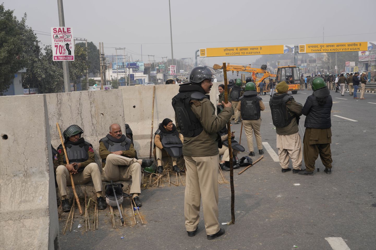 India märulipolitsei valvab olulist kiirteed New Delhi lähistel Singhu juures, et peatada tuhanded pealinna peale marssivad põllupidajad.
