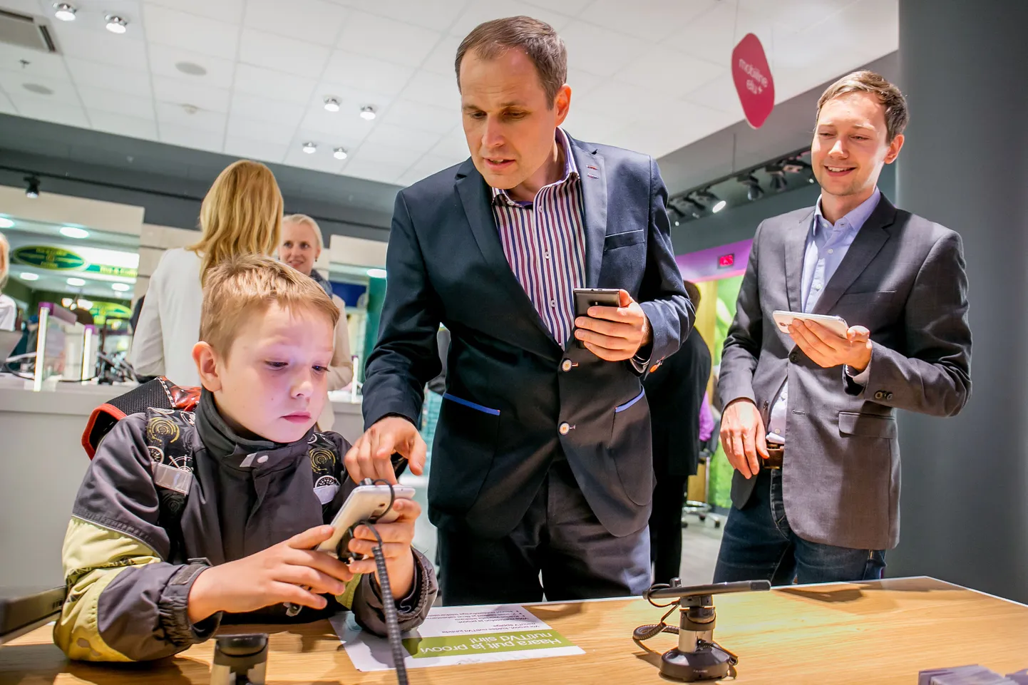 EMT ja Elion ühendati Eesti Telekomi ärinime alla. Kaubamärgid jäävad esialgu kasutusele. Pressiüritus ettevõtte esinduskaupluses Viru Keskuses. Pildil EMT, Elioni ja Eesti Telekomi juhatuse esimees Valdo Kalm.
