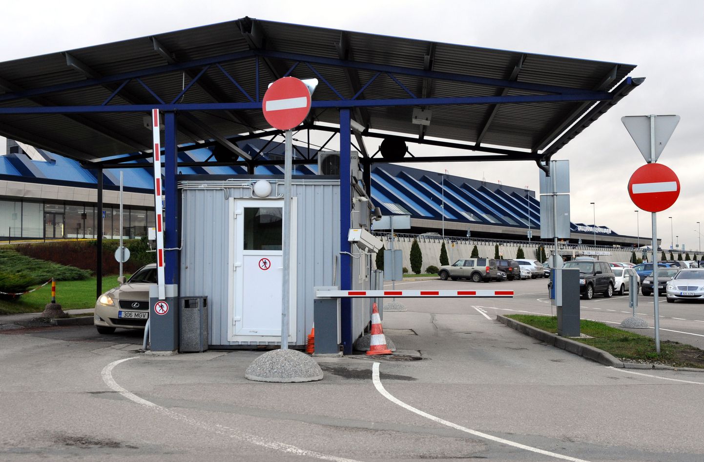 Aasta lõpuks kaovad Tallinna lennujaama parklatest putkad, kus parkimise eest raha kasseeritakse.