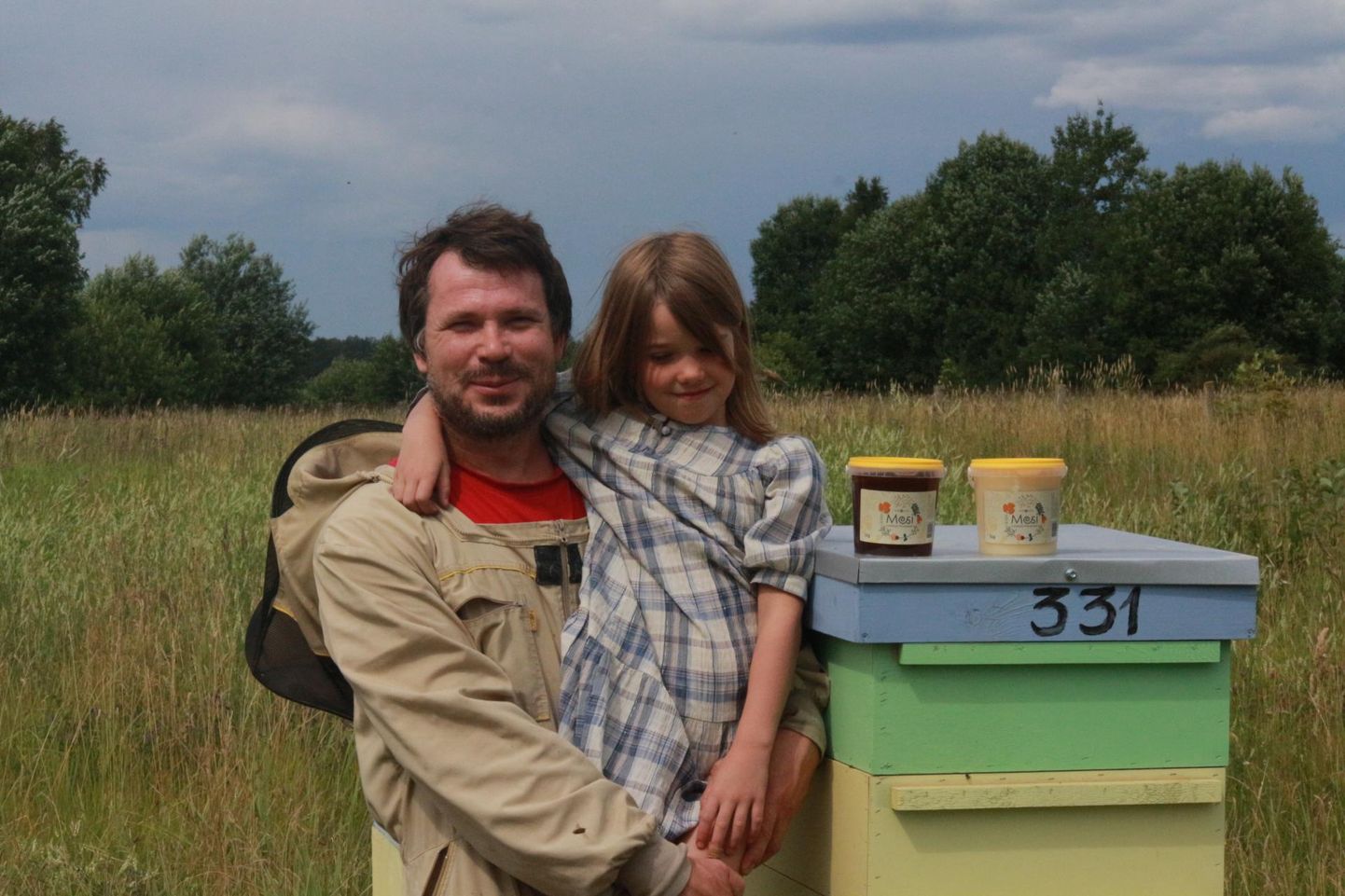 Mesiveski OÜ omanik Siim Õunap koos tütrega ühe oma mesitaru juures.