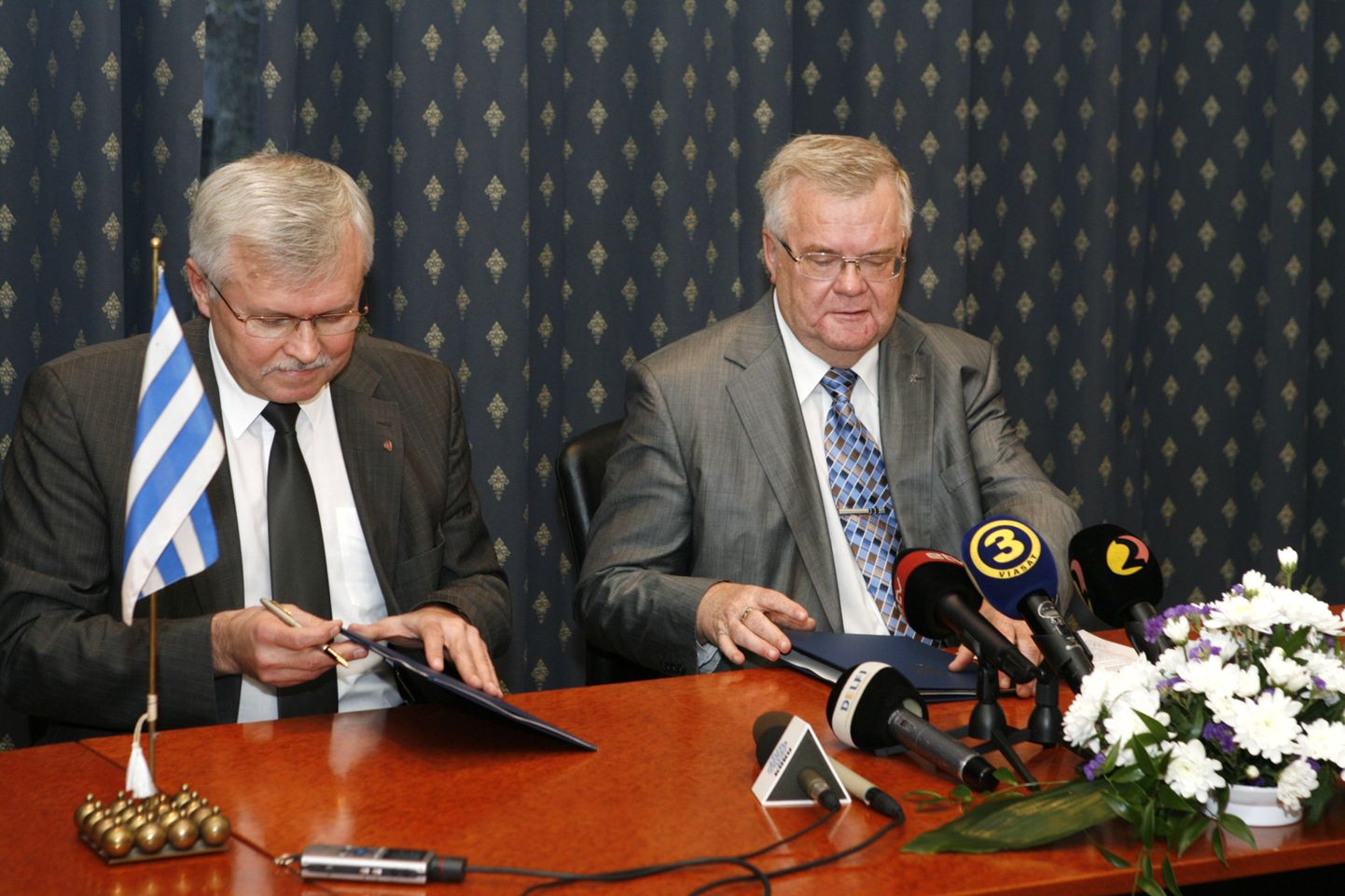 Mullu novembris allkirjastasid Jüri Pihl ja Edgar Savisaar sotsiaaldemokraatide ja Keskerakonna kolaitsioonileppe.