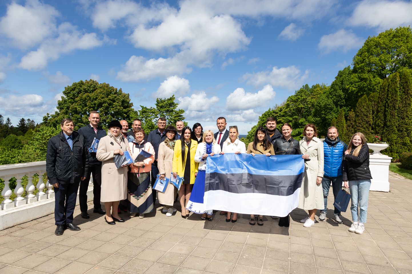 Ida-Viru linnade ja valdade juhid võtsid reedel Oru pargi lossiaias vastu sinimustvalged lipud, mida edasi jagada nii asutustele kui ka ühistutele.