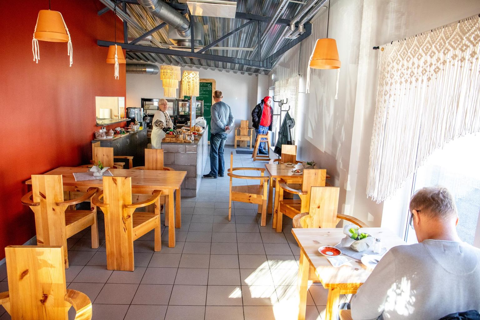 Pärnu turg, turuhoone 02MAR2021 Endine Kadri kohvik avas uksed uues kohas.